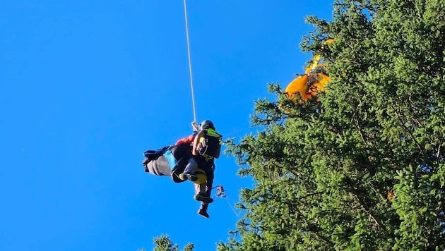 Der Paragleiter-Pilot wurde vom Rettungshubschrauber mit dem Seil gerettet.