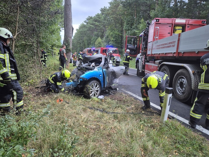 Ersthelfer hatten noch vergebens versucht, den Lenker aus dem total deformierten Unfallwagen zu ...