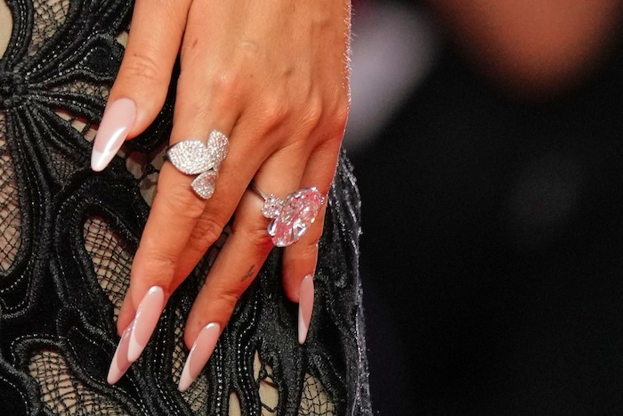 Das wichtigste Schmuckstück ist aber ihr Mega-Ring!