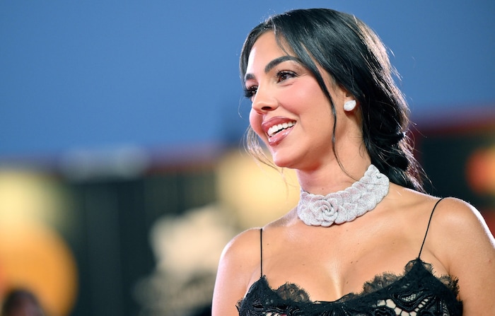 Die Influencerin trägt viel Schmuck.