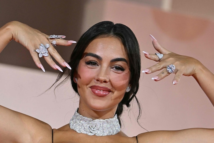 Alle Blicke hierher! Queen of Bling Georgina zeigt voller Stolz ihren Verlobungsring.