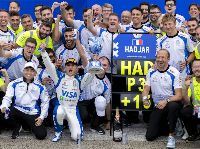 Isack Hadjar jubelt gemeinsam mit seinem Team