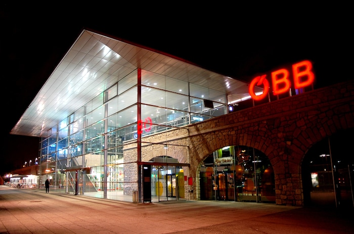 Jeder Bahnhof soll optimal mit öffentlichem Verkehr, Fahrrad und zu Fuß erreichbar sein. Bahnhof ...