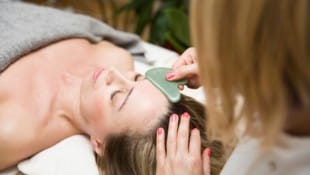Gua-Sha-Stein: Stars schwören auf dieses Tool aus der traditionellen chinesischen Medizin.