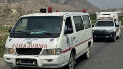 Krankenwagen bringen Verletzte nach dem Erdbeben in Afghanistan ins Krankenhaus.