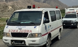 Krankenwagen bringen Verletzte nach dem Erdbeben in Afghanistan ins Krankenhaus.