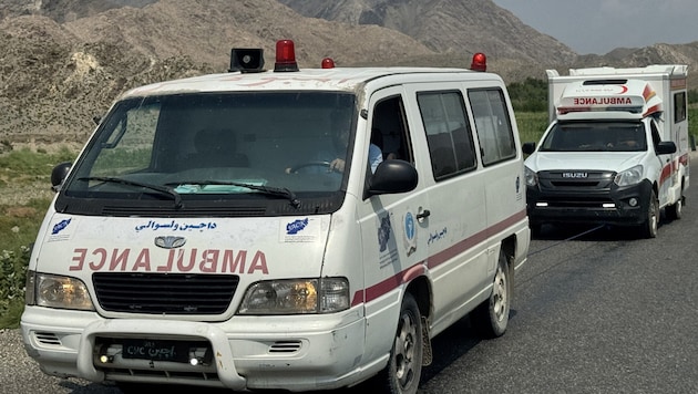 Krankenwagen bringen Verletzte nach dem Erdbeben in Afghanistan ins Krankenhaus.