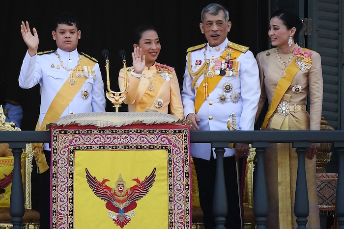 Thailands König Maha Vajiralongkorn (2. v. r.) zusammen mit Thailands Prinz Dipangkorn Rasmijoti ...