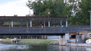 Der Puchsteg im Süden von Graz lockt immer wieder Brücken-Springer an.