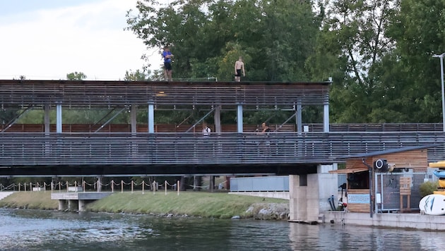 Der Puchsteg im Süden von Graz lockt immer wieder Brücken-Springer an.