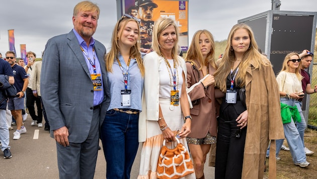 Prinzessin Alexia, im Bild zwischen Königin Máxima und Kronprinzessin Amalia, versetzt die Fans ...