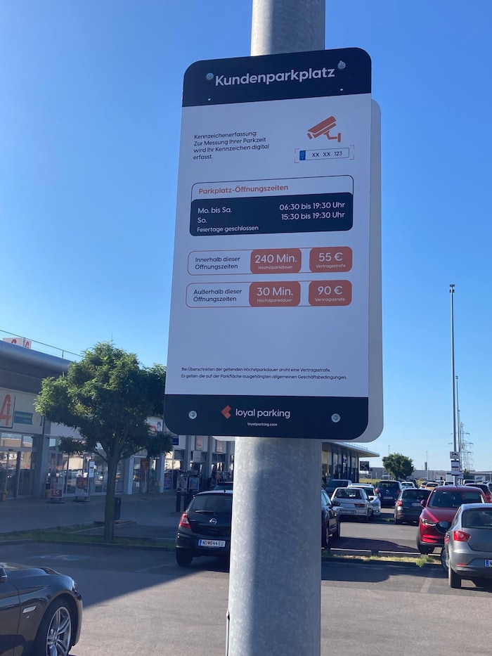 Die Schilder sind groß, trotzdem achten viele Kunden nicht auf die beschränkte Parkzeit.