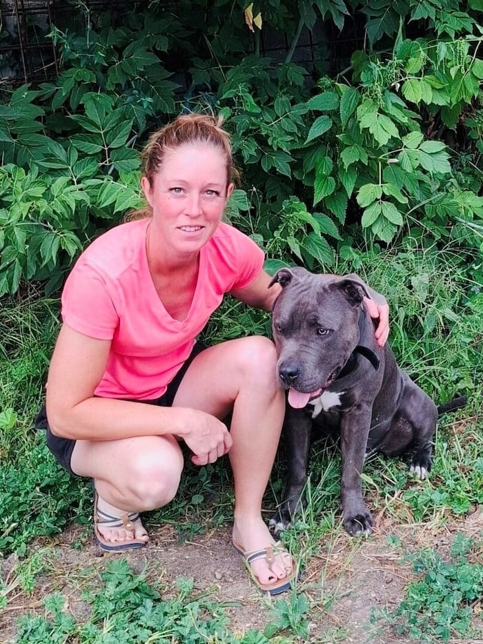 Margareta Liebfahrt kümmert sich in ihrer Hundepension nun weiterhin liebevoll um den AmStaff ...