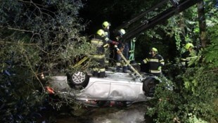Der Pkw mit drei Insassen landete im „Rachauer Bach“.