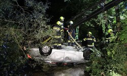 Der Pkw mit drei Insassen landete im „Rachauer Bach“.