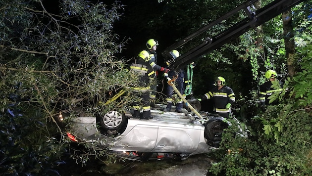 Der Pkw mit drei Insassen landete im „Rachauer Bach“.