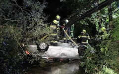 Der Pkw mit drei Insassen landete im „Rachauer Bach“.