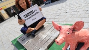 Tierschützerin sitzt 24 Stunden auf einem Vollspaltenboden in der Innsbrucker ...