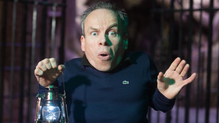 Warwick Davis bei einem Besuch der Warner Bros. Studio Tour in der Nähe von London