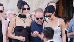 Kendall Jenner, hier mit Schwester Kylie Jenner bei der Hochzeit von Jeff Bezos in Venedig, ...
