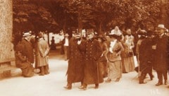 Oberst Alfred Redl, Bildmitte linke Seite, in Begleitung eines Offiziers