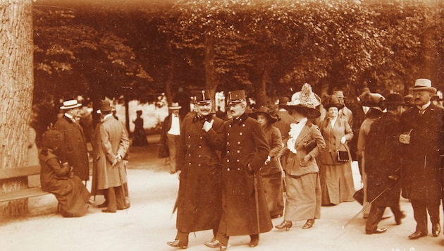Oberst Alfred Redl, Bildmitte linke Seite, in Begleitung eines Offiziers