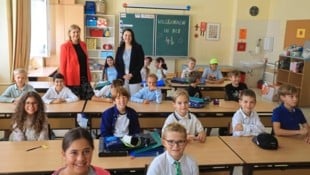 Bildungsdirektorin Elisabeth Fuchs (links) und Neos-Gemeinderätin Dolores Bakos besuchten eine ...