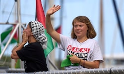 Greta Thunberg stach mit der Gaza-Hilfsflotte am Sonntagabend in See. Am Montag drehte man ...