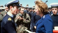 Margaret Thatcher beim Besuch britischer Soldaten auf den Falklandinseln
