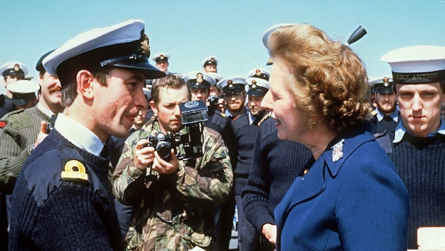 Margaret Thatcher beim Besuch britischer Soldaten auf den Falklandinseln