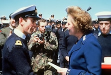 Margaret Thatcher beim Besuch britischer Soldaten auf den Falklandinseln