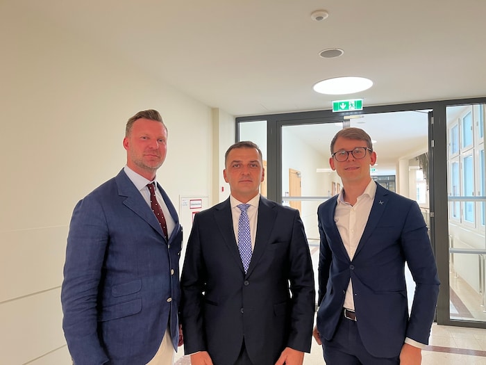 Von links nach rechts: Verteidiger Philipp Wolm, Mirsad Musliu und Felix Elstner