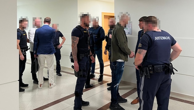 Die angeklagten Drogendealer umringt von Justizwachebeamten mit ihren Verteidigern im Wiener ...
