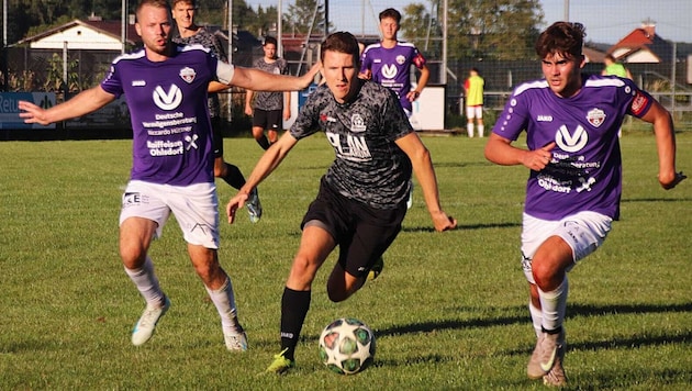 Neukirchen (schwarz-grau) war Pinsdorf im Derby stets einen Schritt voraus.