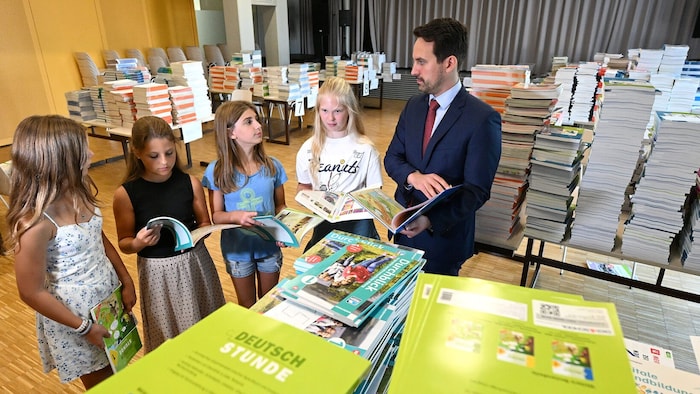 Mit Schülerinnen beim Durchsehen der Bücher