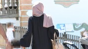 Auf einem Markt in Schärding wurde eine Muslima (33, Symbolbild) das Opfer eines 66-jährigen ...