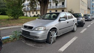 Dieser silberne Opel Astra blockiert schon seit geraumer Zeit einen Parkplatz in der Linzer ...