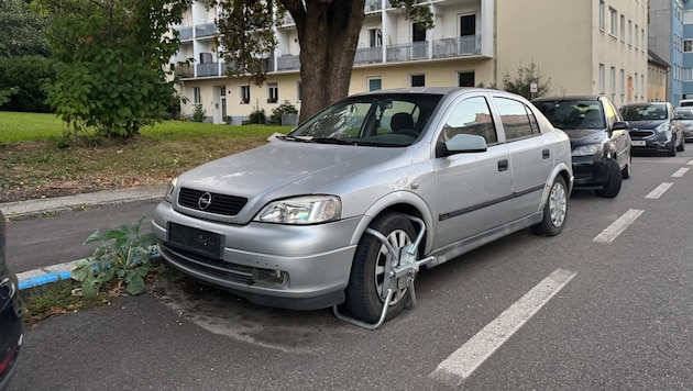 Dieser silberne Opel Astra blockiert schon seit geraumer Zeit einen Parkplatz in der Linzer ...