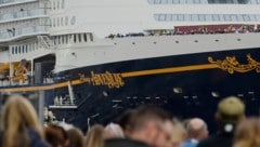 Das riesige Kreuzfahrtschiff „Disney Adventure“ hat die Werft in Wismar verlassen. Lange stand ...
