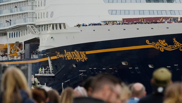 Das riesige Kreuzfahrtschiff „Disney Adventure“ hat die Werft in Wismar verlassen. Lange stand ...
