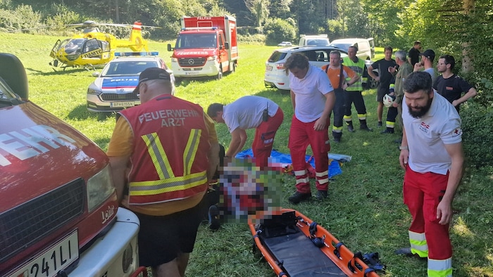 Zahlreiche Helfer waren an der Bergung und Versorgung der jungen Feuerwehrkameradin beteiligt.