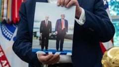 Trump zeigte jüngst stolz ein Bild von Putin und sich im Oval Office.