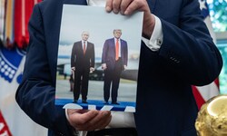 Trump zeigte jüngst stolz ein Bild von Putin und sich im Oval Office.