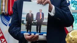 Trump zeigte jüngst stolz ein Bild von Putin und sich im Oval Office.