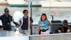 Die schwedische Klimaaktivistin Greta Thunberg (3.v.l.) ist mit ihren Mitstreiterinnen und ...
