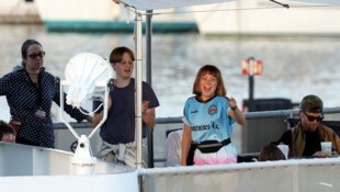 Die schwedische Klimaaktivistin Greta Thunberg (3.v.l.) ist mit ihren Mitstreiterinnen und ...
