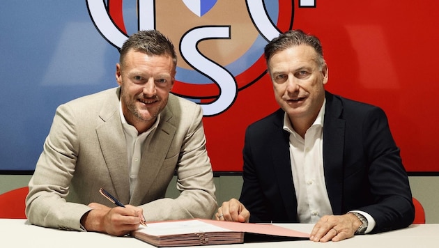 Jamie Vardy (li.) unterschreibt bei Cremonese.