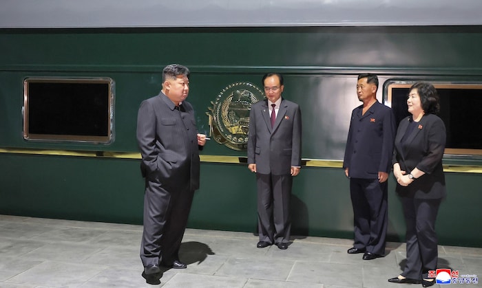 Kim Jong Un (links) vor seinem Privatzug in Pjöngjang, Nordkorea.