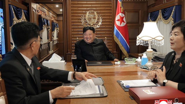 Kim Jong-un sitzt im Privatzug, mit dem er nach China reist.