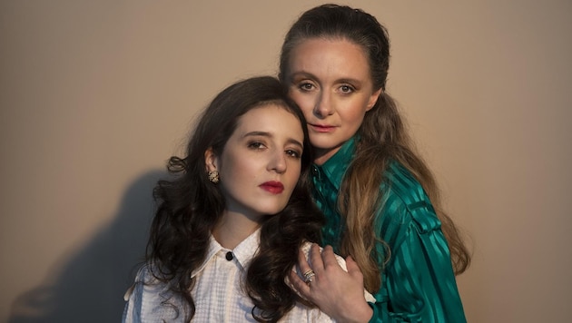 Ethel Merhaut (li.) und Gerti Drassl versprechen mit „Travestie der Liebe“ einen ...